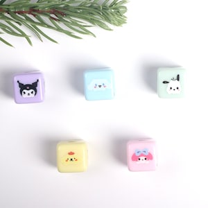 かわいい動物プリントキューブビーズ、かわいいカラフルな漫画キャラクタービーズ、スクエアペンビーズ、キーチェーン、ジュエリー作りの金具BE061