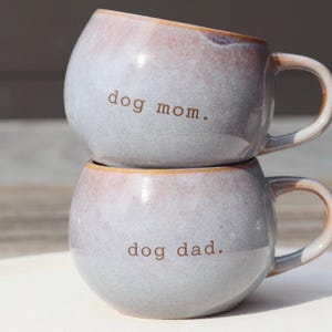 Dog Mom & Dog Dad Tassen | gravierte Steingut Tassen im Set | Geschenk für Hundebesitzer | Kaffeetassen mit Lasergravur