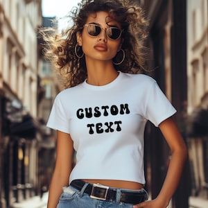 Personalisiertes Baby T-Shirt 2000er Jahre Grafik Crop TShirt 90er Jahre Retro Mädchen Ära Benutzerdefinierte Geschenk Flirty personalisiertes Zitat T-Shirt Sommer ausgestattet cool Girly Shirt