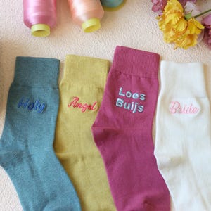 Aangepaste naamsokken voor dames Aangepaste geborduurde naam op zachte katoenen sokken met ronde hals Vrijgezellenfeest gemaakt Cadeau voor haar Team Sokken Gepersonaliseerde cadeaus