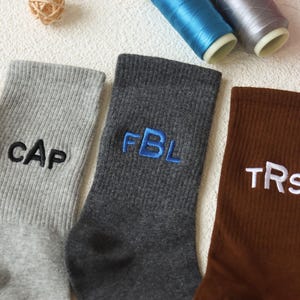 Calcetines con iniciales personalizadas, letras bordadas personalizadas, calcetines deportivos, calcetines de equipo, regalo único personalizado