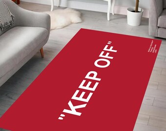 Puede incluir: Alfombra roja con el texto "KEEP OFF" en letras blancas.