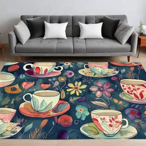 Puede incluir: Una alfombra colorida con un patrón floral que presenta tazas de té y platillos. La alfombra tiene un fondo azul oscuro con flores rosas, amarillas, verdes y rojas. Las tazas de té están decoradas con patrones florales y tienen un aspecto vintage.