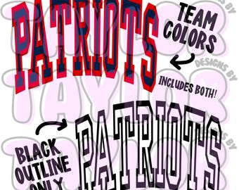 Op de afbeelding: Een grafisch ontwerp met het woord "PATRIOTS" in twee stijlen. Eén versie gebruikt teamkleuren, rood en marineblauw, terwijl de andere een zwarte omtrek is. Tekst geeft aan dat beide opties zijn inbegrepen.
