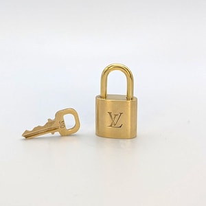 Louis Vuitton Messing Vorhängeschloss Schloss und Schlüssel # 310 - Vintage Designer Handtasche Schlüsselanhänger Taschenanhänger Accessoire - Geschenk für Sie