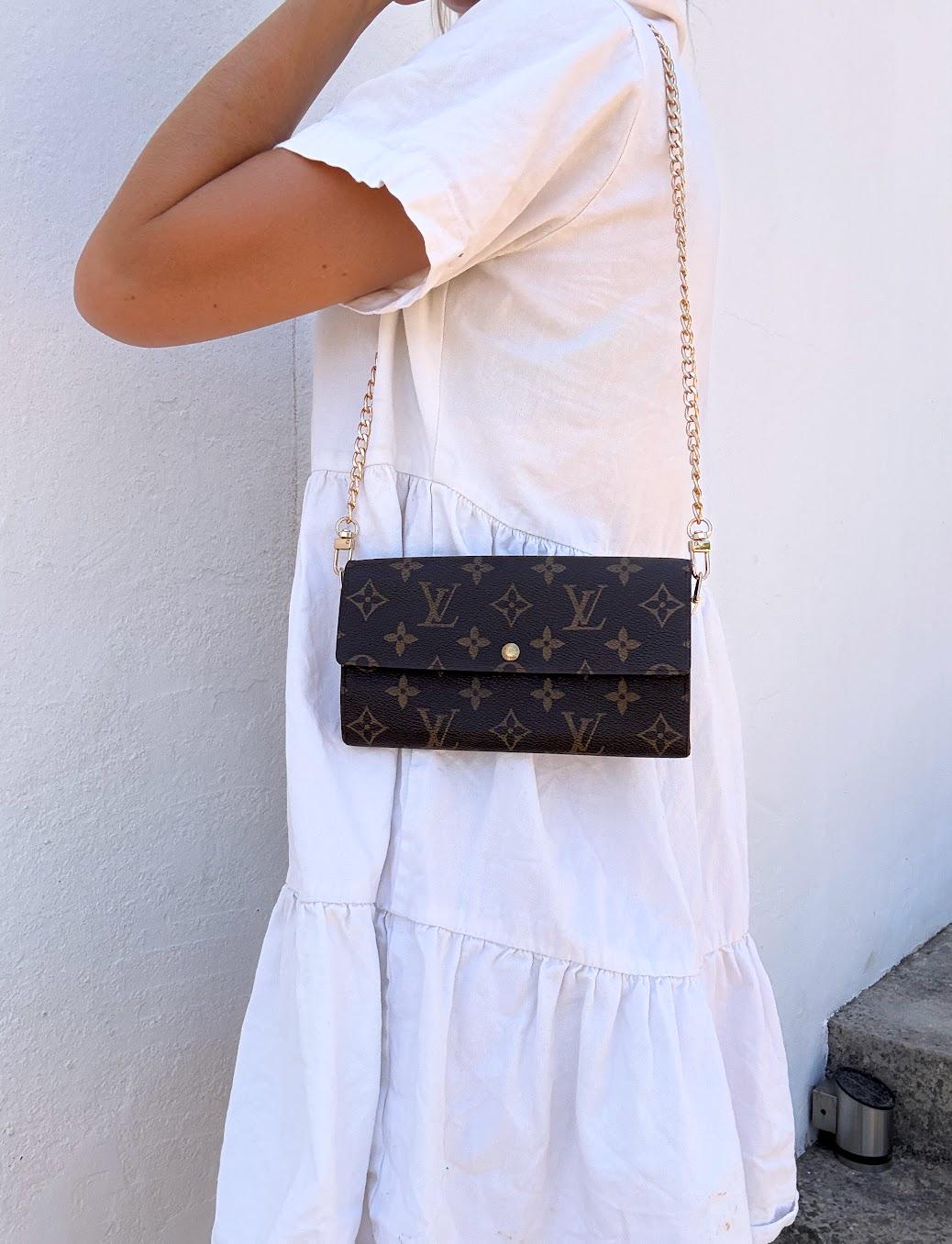 Geüpcycled tot portemonnee Louis Vuitton Sarah damesportemonnee met gouden kettingtas - vintage jaren 90 designer LV schouderhandtas - Franse stijl