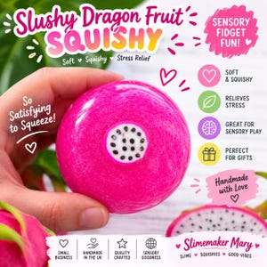 Może przedstawiać: Jasnoróżowa, okrągła zabawka typu squishy z białym środkowym kołem z czarnymi kropkami, przypominająca smoczy owoc. Tekst zawiera napisy Slushy Dragon Fruit SQUISHY, Sensory Fidget Fun, Soft, Squishy, Stress Relief, So Satisfying to Squeeze oraz Slimemaker Mary.