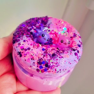 Axolotl 8 Unzen Double Trouble Axolotl Fluffy Slime, zwei Farben wird in zwei Gläsern geliefert.
