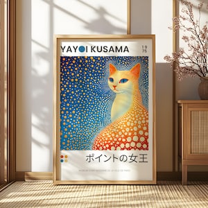 Può includere: Un poster con un dipinto di Yayoi Kusama, intitolato "La Regina dei Pois". Il dipinto raffigura un gatto bianco con gli occhi azzurri, ricoperto di pois arancioni e gialli, su uno sfondo blu con pois dorati più piccoli.
