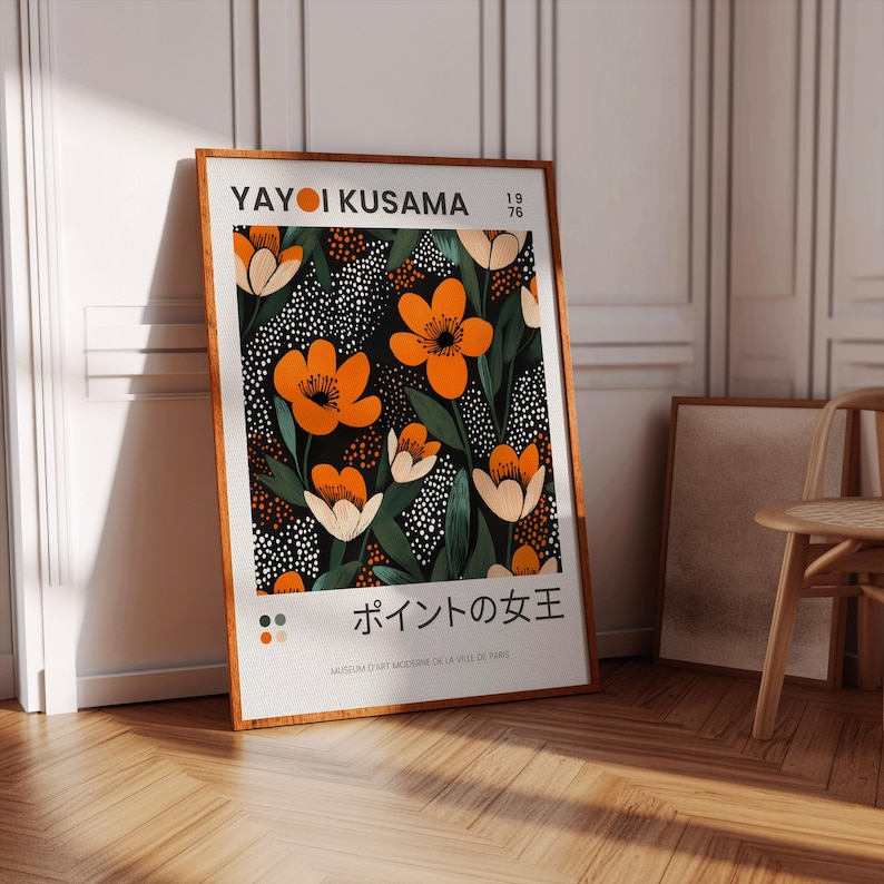 K&ouml;nnte beinhalten: Ein Poster mit einem floralen Muster mit orangefarbenen und wei&szlig;en Blumen auf schwarzem Hintergrund. Das Poster tr&auml;gt den Titel "Yayoi Kusama 1976" und enth&auml;lt den Text "ポイントの女王" in japanischer Sprache. Das Poster ist in einem Holzrahmen gerahmt.