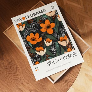 K&ouml;nnte beinhalten: Ein wei&szlig;er Poster mit schwarzem Hintergrund, der ein Blumenmuster mit orangefarbenen und wei&szlig;en Blumen und gr&uuml;nen Bl&auml;ttern zeigt. Der Text "YAYOI KUSAMA 1976" befindet sich in der oberen linken Ecke. Der Text "ポイントの女王" befindet sich in der unteren rechten Ecke. Der Text "MUSEUM D'ART MODERNE DE LA VILLE DE PARIS" befindet sich unter dem japanischen Text.