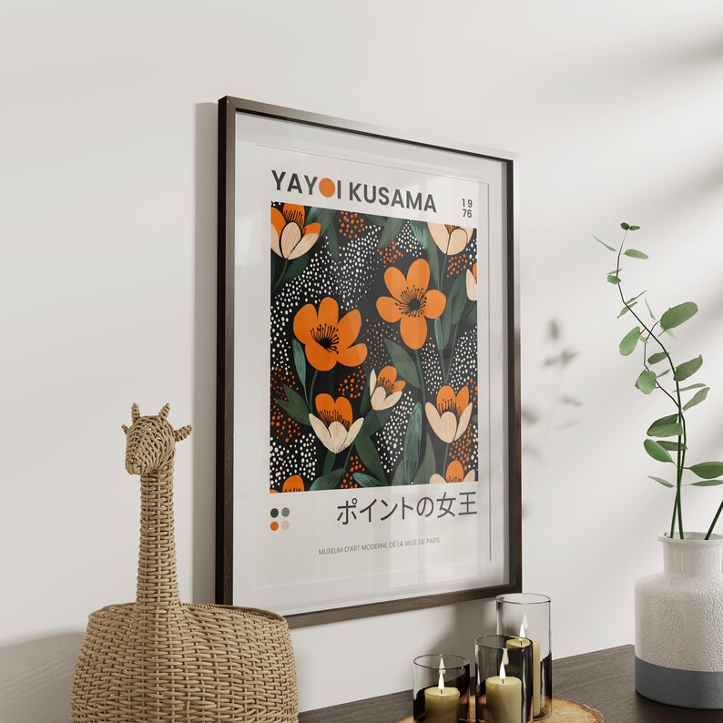 K&ouml;nnte beinhalten: Ein gerahmtes Poster mit schwarzem Hintergrund und einem farbenfrohen Blumenmuster. Das Poster zeigt den Text "Yayoi Kusama" und "ポインの女王" (K&ouml;nigin der Punkte) in Japanisch. Das Poster ist in einem dunkelbraunen Rahmen gerahmt.