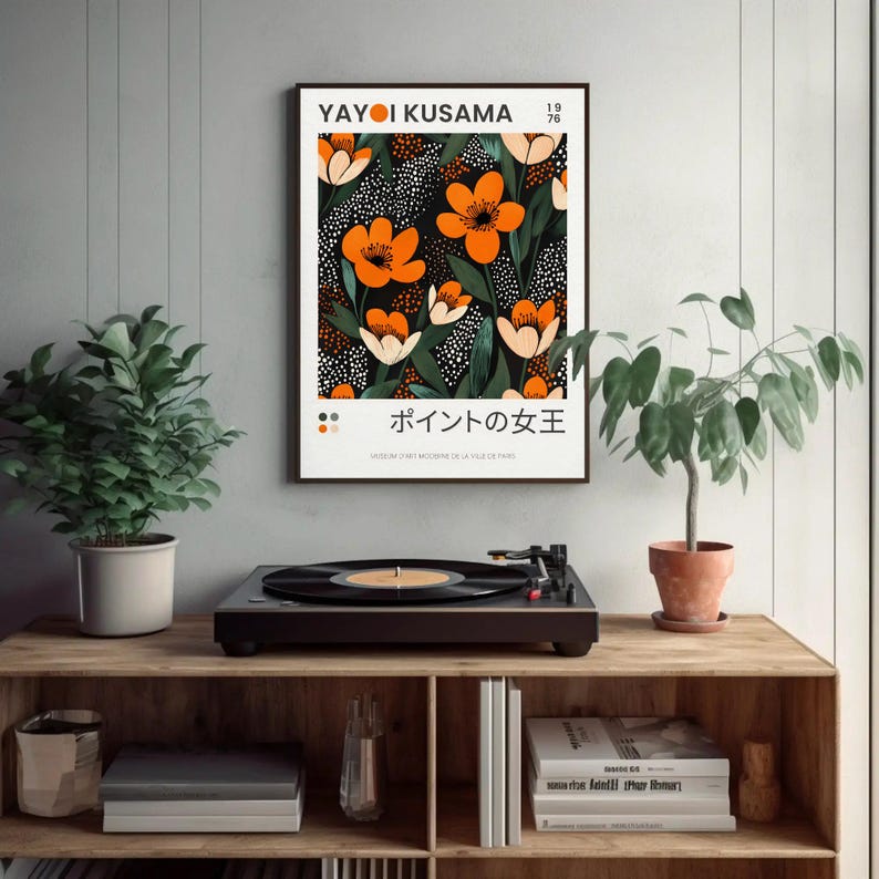 K&ouml;nnte beinhalten: Ein schwarz-wei&szlig;es Poster mit einem floralen Design, das orange und wei&szlig;e Blumen auf einem schwarzen Hintergrund mit wei&szlig;en Punkten zeigt. Das Poster tr&auml;gt den Text "YAYOI KUSAMA" und "1976" in der oberen rechten Ecke und "ポイントの女王" in der unteren Mitte.