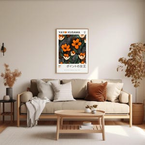 K&ouml;nnte beinhalten: Ein Poster mit einem floralen Design mit orangefarbenen und wei&szlig;en Blumen auf schwarzem Hintergrund. Das Poster tr&auml;gt den Titel "Yayoi Kusama" und zeigt den Text "ポイントの女王" in japanischer Sprache.