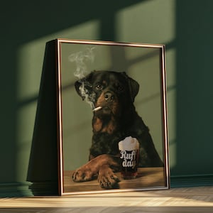 Könnte beinhalten: Ein gerahmter Kunstdruck, der einen schwarz-braunen Rottweiler mit einer Zigarette im Maul und einem Glas dunklem Bier mit Schaumkrone auf einem Holztisch zeigt. Auf dem Glas steht der Text "Ruff day" in einer weißen Schreibschrift.