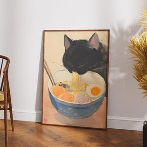 Puede incluir: Un gato negro con la cabeza en un taz&oacute;n de fideos ramen. El taz&oacute;n es azul y blanco con un patr&oacute;n floral. El gato est&aacute; comiendo los fideos con la boca abierta. El fondo es de color marr&oacute;n claro.
