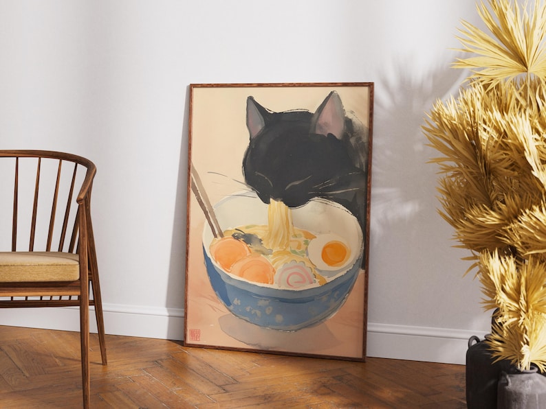 Puede incluir: Un gato negro con la cabeza en un taz&oacute;n de fideos ramen. El taz&oacute;n es azul y blanco con un patr&oacute;n floral. El gato est&aacute; comiendo los fideos con la boca abierta. El fondo es de color marr&oacute;n claro.