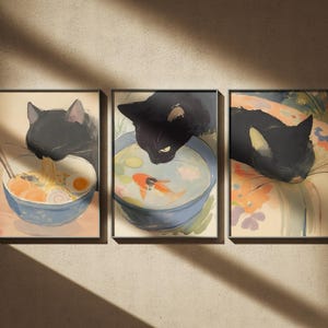 Puede incluir: Tres ilustraciones enmarcadas de un gato negro. La primera muestra al gato comiendo fideos ramen de un taz&oacute;n azul. La segunda muestra al gato mirando un taz&oacute;n azul de agua con un pez dorado. La tercera muestra al gato durmiendo en un coj&iacute;n con estampado floral.