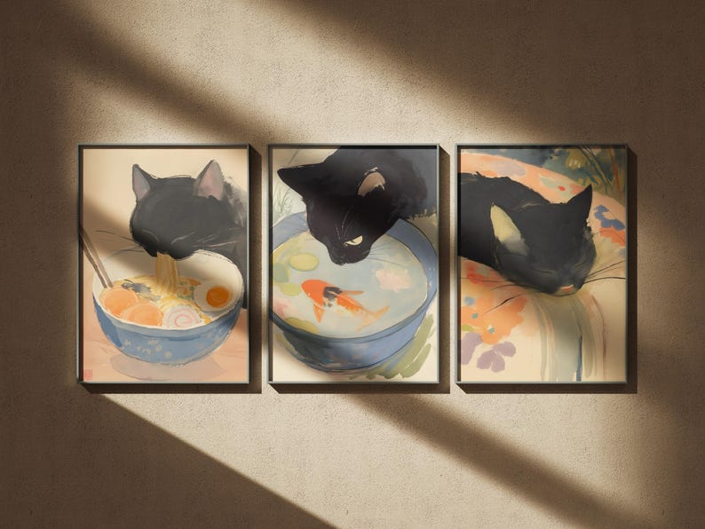 Puede incluir: Tres ilustraciones enmarcadas de un gato negro. La primera muestra al gato comiendo fideos ramen de un taz&oacute;n azul. La segunda muestra al gato mirando un taz&oacute;n azul de agua con un pez dorado. La tercera muestra al gato durmiendo en un coj&iacute;n con estampado floral.