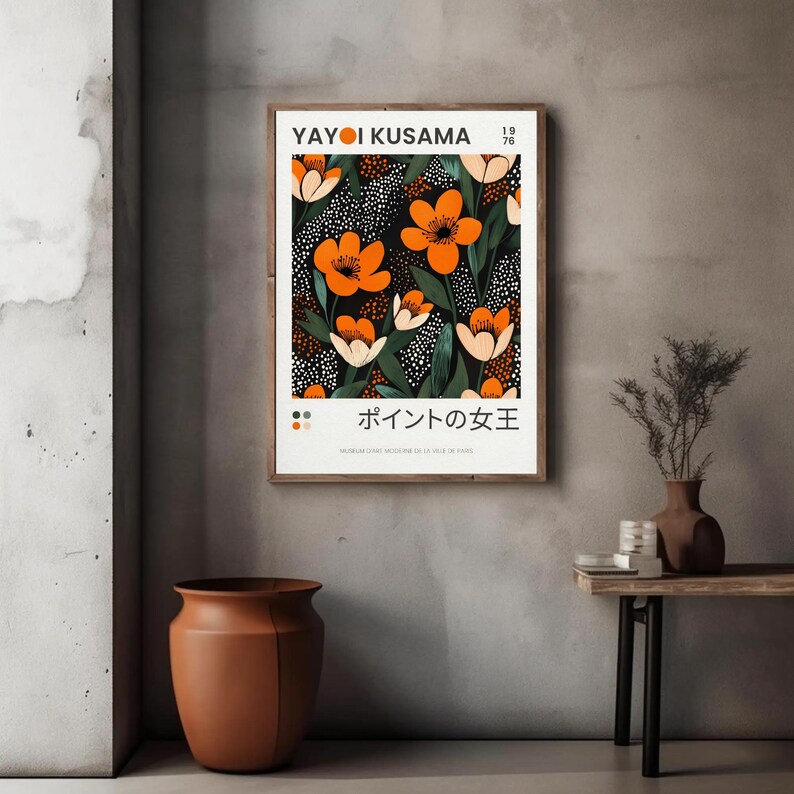 K&ouml;nnte beinhalten: Ein gerahmtes Poster mit einem floralen Design mit orangefarbenen und gr&uuml;nen Blumen auf schwarzem Hintergrund mit wei&szlig;en Punkten. Das Poster tr&auml;gt den Text "YAYOI KUSAMA 1976" und "ポイントの女王" in Japanisch.