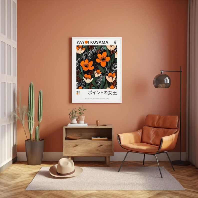 K&ouml;nnte beinhalten: Ein Poster mit einem floralen Design mit orangefarbenen und wei&szlig;en Blumen auf einem dunkelgr&uuml;nen Hintergrund. Das Poster tr&auml;gt den Text "YAYOI KUSAMA" und "ポインセチアの女王" in Japanisch.