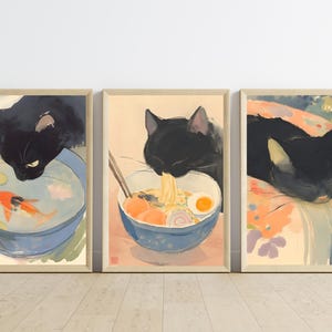 Puede incluir: Tres ilustraciones de gatos negros. La primera muestra un gato mirando dentro de un cuenco de agua con un pez dorado nadando dentro. La segunda muestra un gato comiendo fideos ramen de un cuenco azul. La tercera muestra un gato durmiendo sobre una tela estampada.