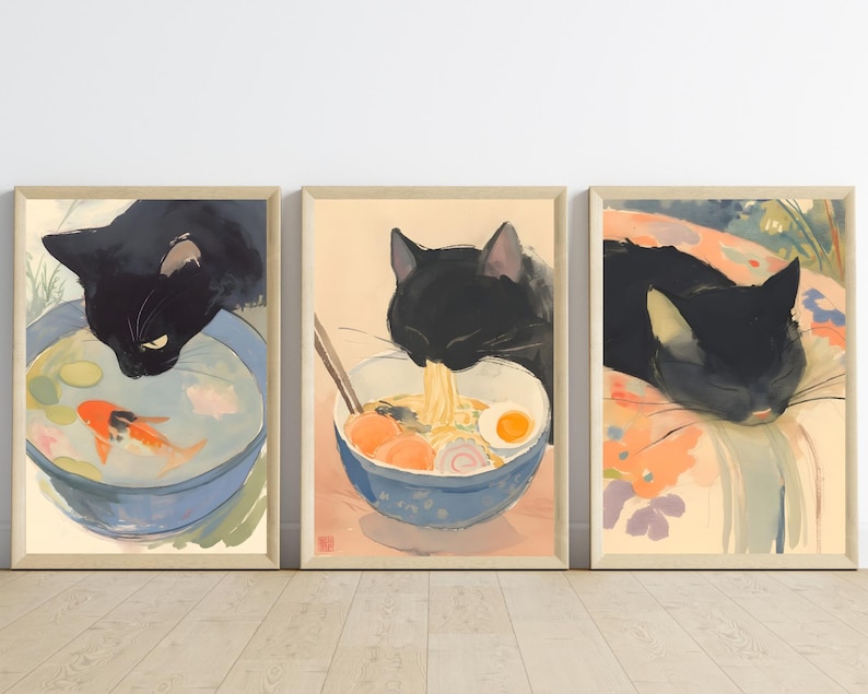 Puede incluir: Tres ilustraciones de gatos negros. La primera muestra un gato mirando dentro de un cuenco de agua con un pez dorado nadando dentro. La segunda muestra un gato comiendo fideos ramen de un cuenco azul. La tercera muestra un gato durmiendo sobre una tela estampada.