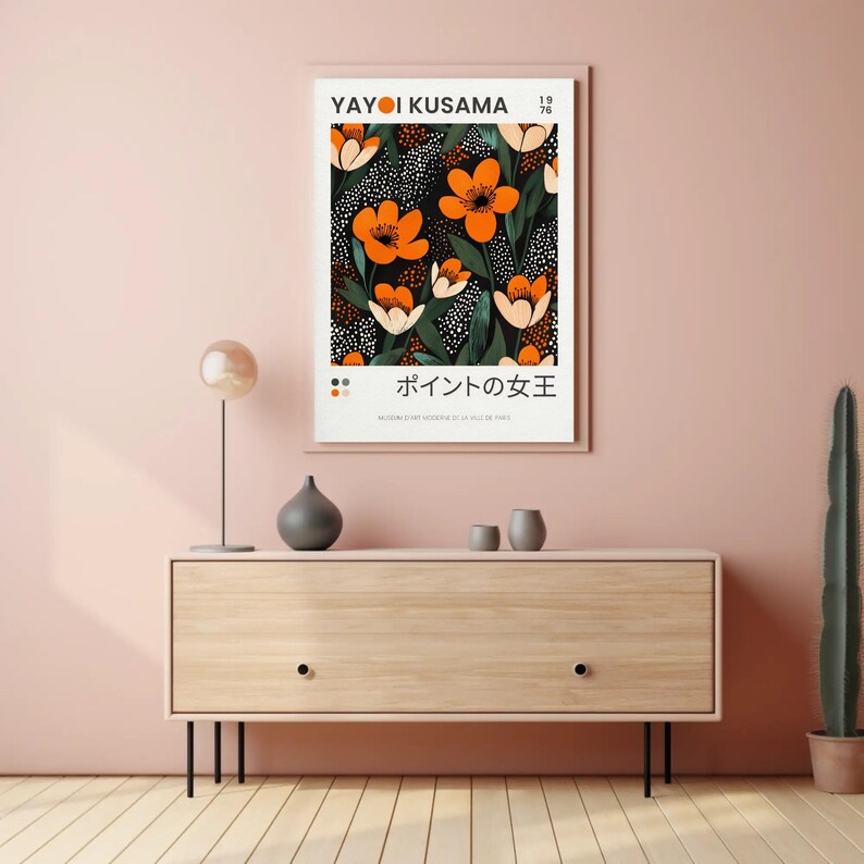 K&ouml;nnte beinhalten: Ein Poster mit einem floralen Design mit orangefarbenen und wei&szlig;en Blumen auf schwarzem Hintergrund mit wei&szlig;en Punkten. Das Poster tr&auml;gt den Text "YAYOI KUSAMA" und "ポインセチアの女王" in japanischer Sprache.