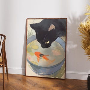 Puede incluir: Una ilustraci&oacute;n enmarcada de un gato negro mirando dentro de un cuenco de agua con un pez dorado nadando dentro. El cuenco es azul y blanco con un fondo azul claro.