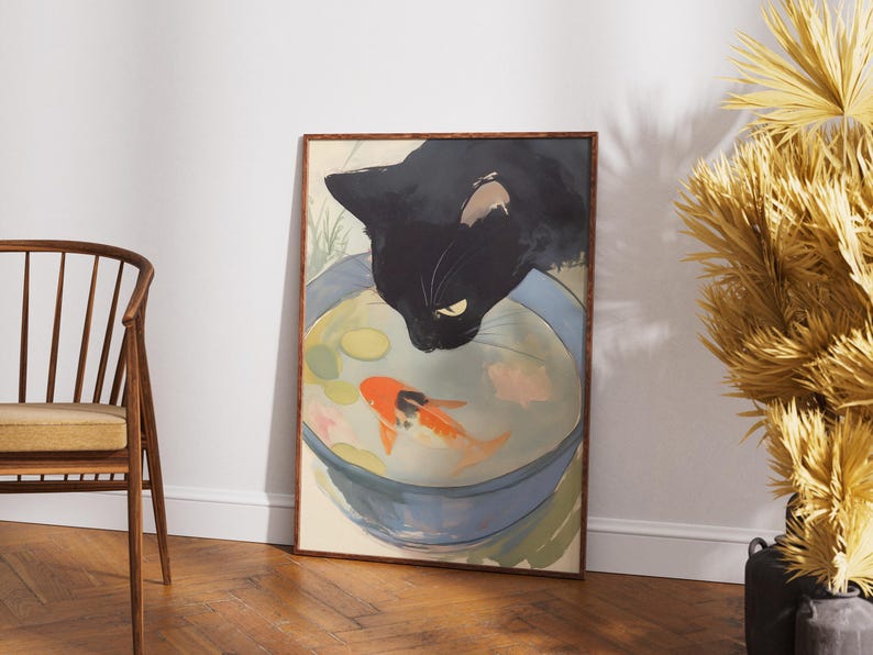 Puede incluir: Una ilustraci&oacute;n enmarcada de un gato negro mirando dentro de un cuenco de agua con un pez dorado nadando dentro. El cuenco es azul y blanco con un fondo azul claro.