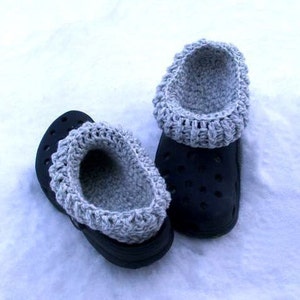 Puede incluir: Un par de cubrecalzado de crochet gris para zuecos. Las cubiertas est&aacute;n hechas de un hilo suave y esponjoso y tienen un dise&ntilde;o simple y cl&aacute;sico.