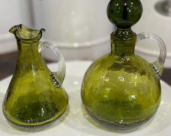 Set von PILGRIM Crinkle Glass Olivgrün mundgeblasene Karaffe & Menage Anfang der 1960er Jahre mit Topper