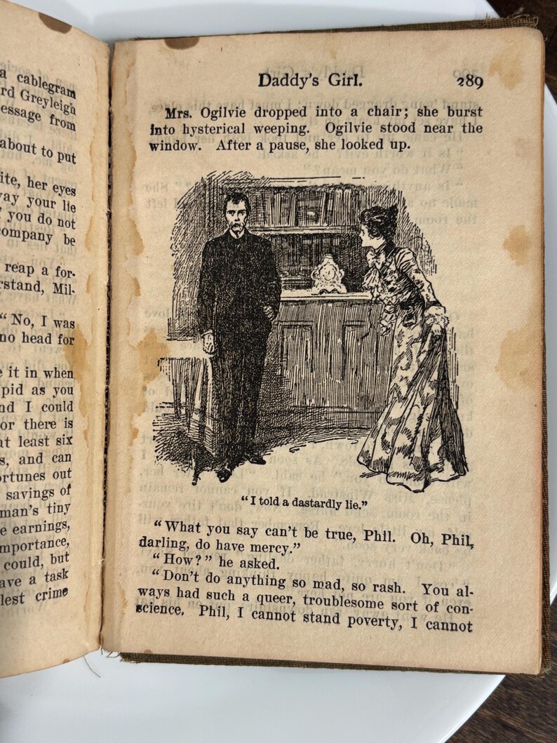 K&ouml;nnte beinhalten: Eine Schwarzwei&szlig;illustration eines Mannes und einer Frau in einem Raum. Der Mann steht und die Frau sitzt auf einem Stuhl. Die Frau weint und der Mann schaut sie an. Der Text "I told a dastardly lie." ist unter dem Bild geschrieben. Der Text "What you say can't be true, Phil. Oh, Phil, darling, do have mercy." ist unter dem Text geschrieben. Der Text "How?" ist unter dem Text geschrieben. Der Text "Don't do anything so mad, so rash. You always had such a queer, troublesome sort of conscience, Phil, I cannot stand poverty, I cannot" ist unter dem Text geschrieben.