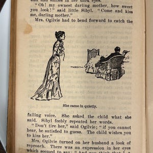 K&ouml;nnte beinhalten: Eine Schwarzwei&szlig;illustration einer Frau in einem langen Kleid, die vor einem Bett steht. Ein Mann sitzt auf einem Stuhl neben dem Bett. Der Text "She came in quietly." befindet sich unter der Illustration. Der Text "Daddy's Girl." befindet sich oben auf der Seite.