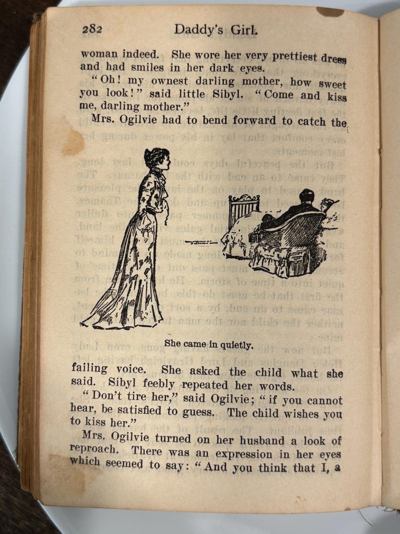 K&ouml;nnte beinhalten: Eine Schwarzwei&szlig;illustration einer Frau in einem langen Kleid, die vor einem Bett steht. Ein Mann sitzt auf einem Stuhl neben dem Bett. Der Text "She came in quietly." befindet sich unter der Illustration. Der Text "Daddy's Girl." befindet sich oben auf der Seite.