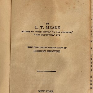 K&ouml;nnte beinhalten: Ein Buchcover mit dem Titel "Daddy's Girl" von L.T. Meade. Das Buch ist illustriert von Gordon Browne und herausgegeben von Hurst & Company.