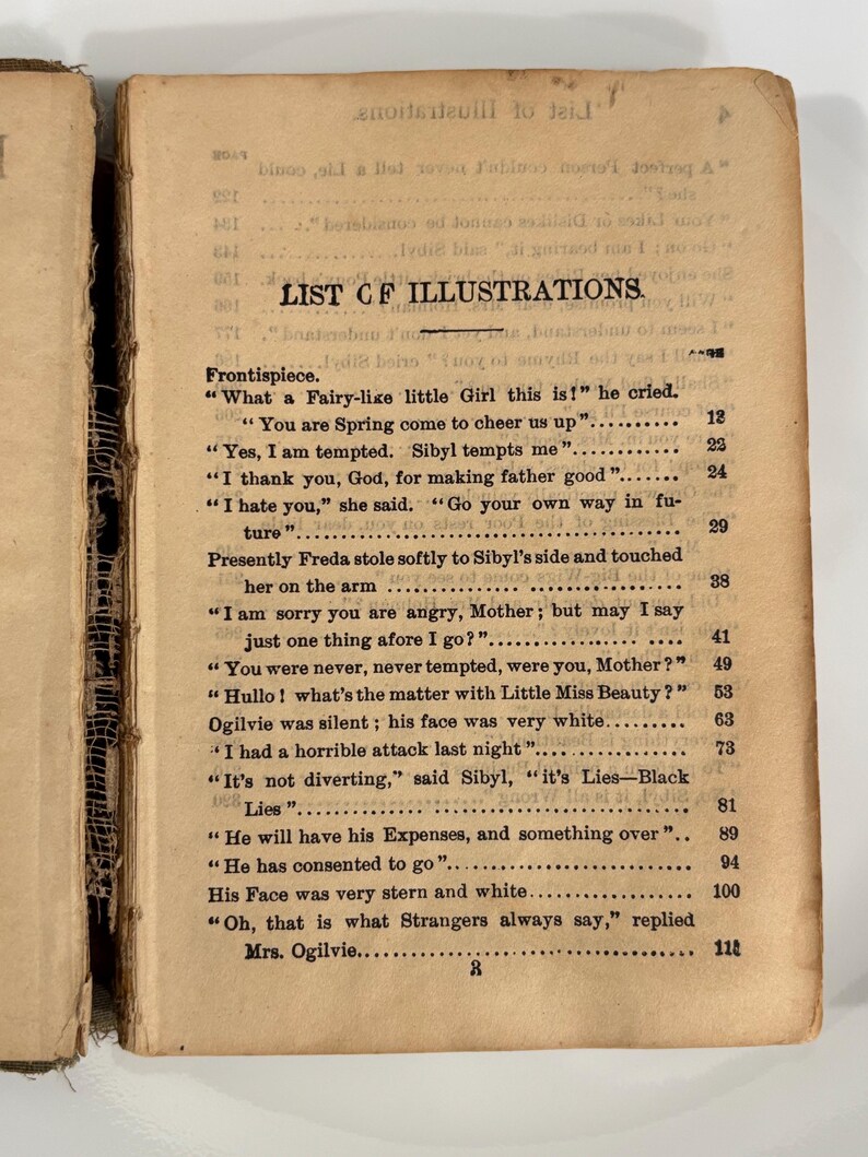 K&ouml;nnte beinhalten: Eine Seite aus einem Buch mit einer Liste von Illustrationen und Seitenzahlen. Der Text enth&auml;lt Zitate aus dem Buch, wie zum Beispiel "Was f&uuml;r ein feenhafter kleiner M&auml;dchen das ist!" rief er. und "Du bist der Fr&uuml;hling, der uns aufheitert".
