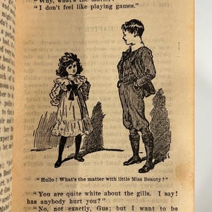 K&ouml;nnte beinhalten: Eine Schwarzwei&szlig;illustration eines jungen M&auml;dchens und eines Jungen. Das M&auml;dchen tr&auml;gt ein wei&szlig;es Kleid mit einer schwarzen Schleife und der Junge tr&auml;gt einen dunklen Anzug. Die Bildunterschrift lautet "Daddy's Girl." "Warum, was ist los?" "Ich habe keine Lust zu spielen."