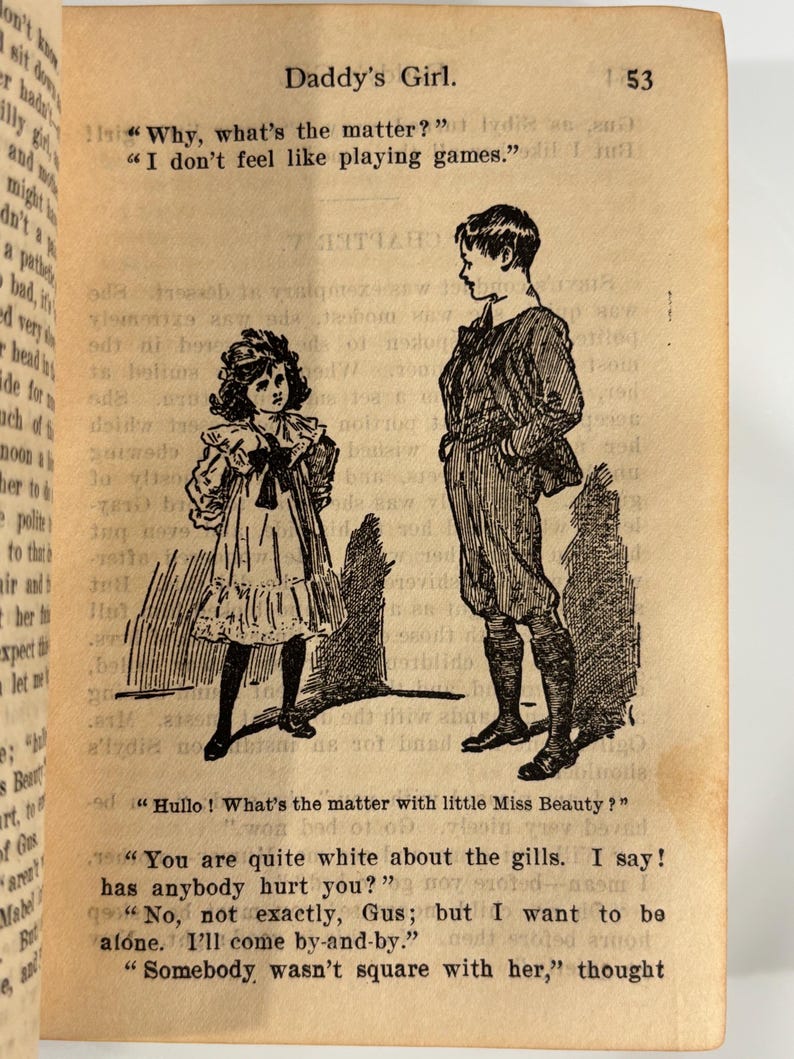K&ouml;nnte beinhalten: Eine Schwarzwei&szlig;illustration eines jungen M&auml;dchens und eines Jungen. Das M&auml;dchen tr&auml;gt ein wei&szlig;es Kleid mit einer schwarzen Schleife und der Junge tr&auml;gt einen dunklen Anzug. Die Bildunterschrift lautet "Daddy's Girl." "Warum, was ist los?" "Ich habe keine Lust zu spielen."