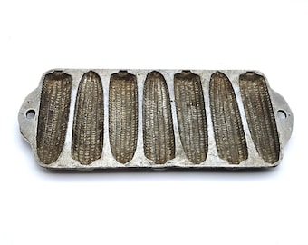 Vintage Cornbread Pan, Cast Aluminum, 7 Cob-Shaped Wells, CottageCore