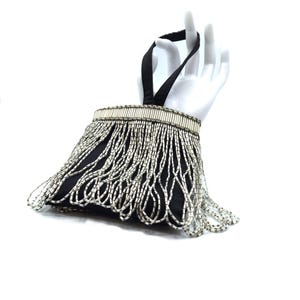 Bolsa de pulso vintage Clovis Ruffin Genie em cetim preto com franjas de miçangas prateadas, estilo anos 70.