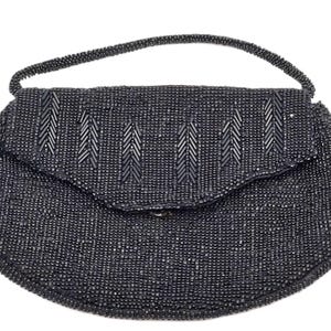 Petit sac à main noir recouvert de perles chatoyantes - beau motif de perles à chevrons subtiles sur le rabat - cadeau de collection élégant cousu main des années 1950
