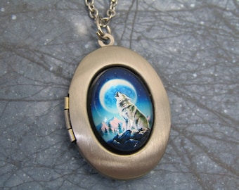 Howling at the Moon Lone Wolf Photo Locket Necklace Stainless Steel Chain Retro