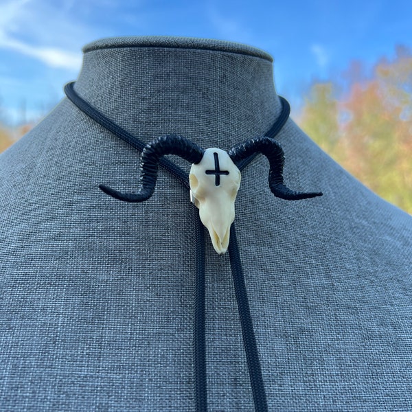 Collar gótico enorme con forma de cuerno largo y Calavera, corbata de Bolo, cordón trenzado negro, puntas de Metal, Rockabilly gótico, Punk, Retro, vaca, carnero, oveja