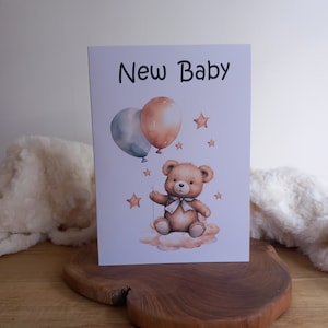 Carte de naissance, Nouvel arrivage, bébé garçon ou fille, nouveaux parents, baby shower, ours en peluche avec des ballons, célébration