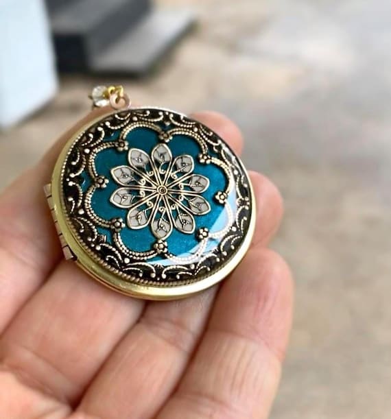 Vintage Locket Necklace For Women With Family Photos. Gift For Her
