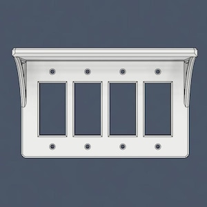 Può includere: Placca da parete bianca con quattro aperture rettangolari per prese elettriche. La piastra ha una cornice decorativa attorno alla parte superiore e ai lati.