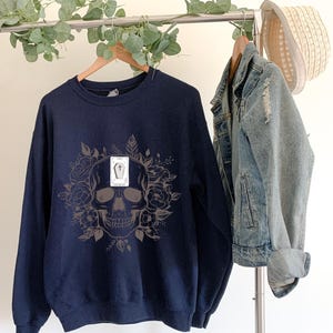 Sudadera de calavera de Halloween para mujer / Suéter de calavera de Halloween para mujer Carta del tarot de la muerte / Sudadera de calavera de flores / Halloween espeluznante floral