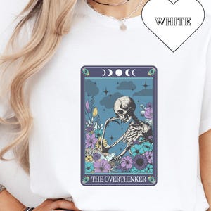 Camiseta "El Pensador" / Camiseta Gráfica Unisex / Camiseta con Arte de Esqueleto / Conjunto Floral con Tema de Muerte / Regalo para Pensadores / Ropa de Halloween