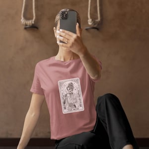 La mamá, carta del tarot angustiada, camiseta gráfica minimalista espiritual, camiseta ocultista de manga corta, camiseta mística, regalo para amantes del tarot